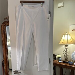 Crown & Ivy White Ankle Cropped Pants